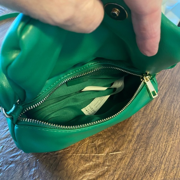 BAG- ZARA shoulder bag. Poofy Green. Long shoulder and poofy handle straps. - Picture 4 of 10